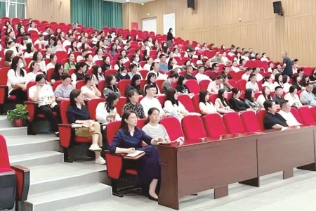 <br>          ■教师现场聆听专题讲座 ■供图/唐山市教育局<br><br>        