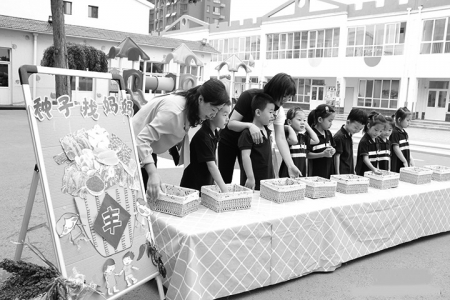 <br>          ■在东光县幼儿园，老师组织孩子们认识农作物和农产品（资料图片） ■图片来源/长城网<br><br>        