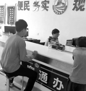 <br> ■<br>民警在办理户籍业务<br><br>