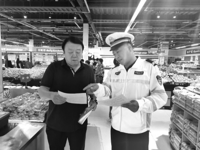 <br> ■交警在商超向群众宣传道路交通安全知识<br><br>