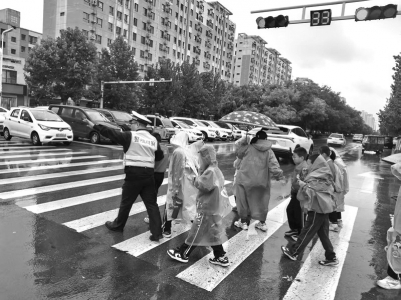 <br> ■交警护送学生过马路<br><br>