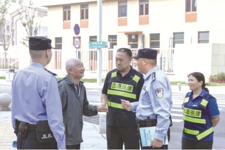 <br> ■龙泉河派出所民警带领“容西义警”队员在社区进行安全知识宣讲<br><br>