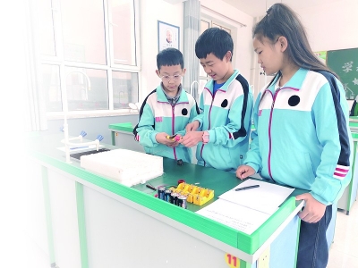 <br>          ■定州市西岗小学的王凯瑞、马赵林浩、刘紫涵（从左至右）正在做实验操作训练<br><br>        