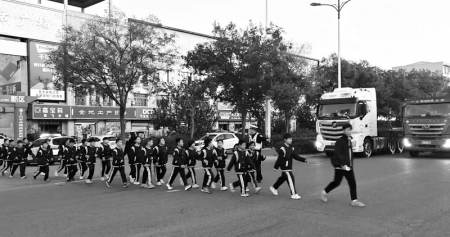 <br>          ■交警在学生行经路段全程值守<br><br>        