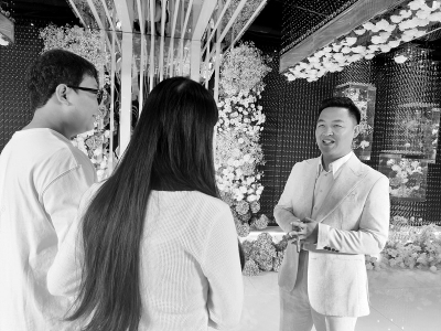 <br> ■刘占伟与一对新人进行婚礼彩排<br><br>
