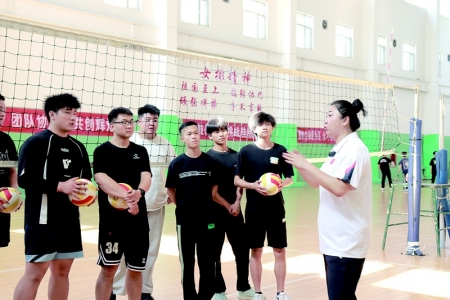 <br>          ■女排奥运冠军张娜为学生指导动作■供图/河北体育学院<br><br>        