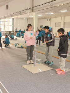 <br> ■学生在聚精会神地搭建“扑克牌高塔”<br><br>