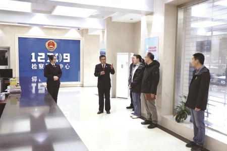 <br> ■媒体代表在12309检察服务中心参观<br><br>