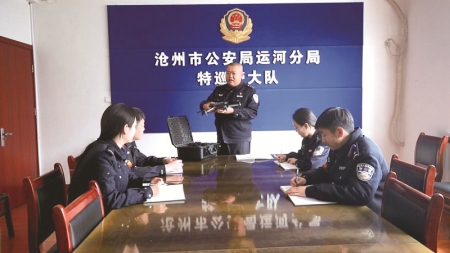 <br>          ■工作中的薛梓民（中） ■供图/河北省公安厅<br><br>        