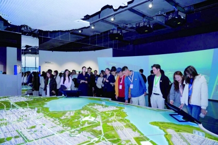 <br>          ■<br>研学营成员在雄安印象展览馆参观<br><br>        
