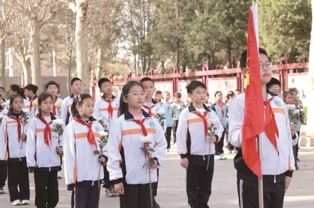 <br>          ■少先队员代表向英烈致敬<br><br>        