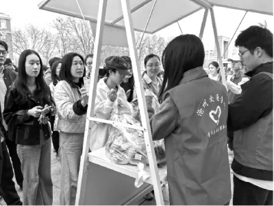 <br>          ■学生们排起长队踊跃购买由“星星的孩子”烤制的面包■供图/沧州交通学院<br><br>        