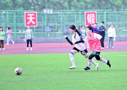 <br>          ■河北师范大学学生驰骋绿茵场<br><br>        