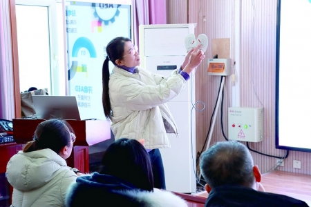 <br>          ■沧州医学高等专科学校老师在讲解自动体外除颤器（AED）的使用<br><br>        