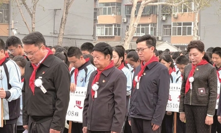 <br>          ■师生们向革命先烈默哀致敬<br><br>        