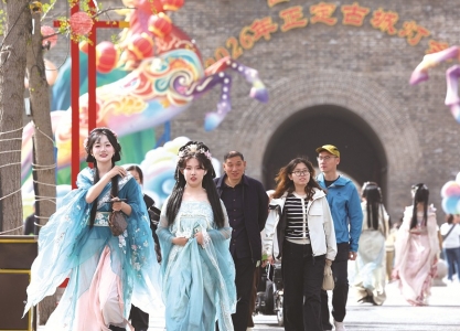 <br>          ■4月5日，游客在石家庄市正定古城游玩■供图/新华社<br><br>        