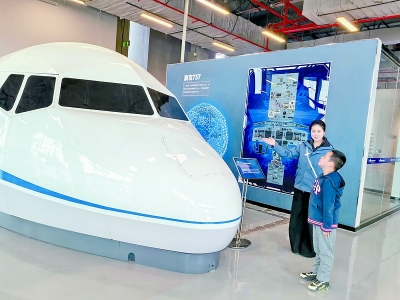 <br>          ■4月6日，石家庄航空科技体验馆，工作人员在向小朋友介绍波音737飞行模拟器<br><br>        