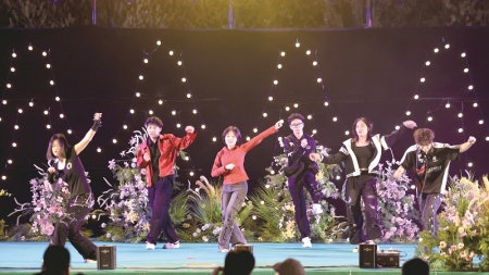 <br>          ■载歌载舞，组合演出点燃全场<br><br>        