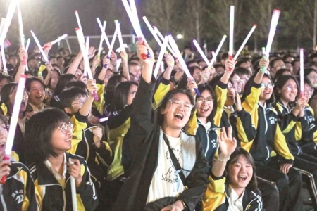 <br>          ■台下学生尽情欢呼<br><br>        