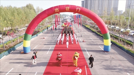 <br>          ■师生携手走过出征门，以远足赴青春之约<br><br>        