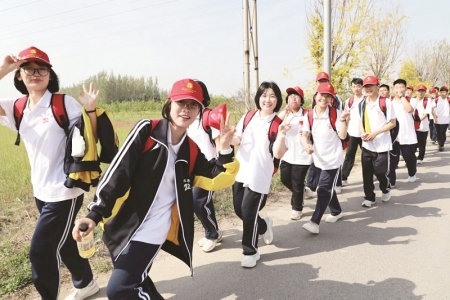 <br>          ■镜头定格少年灿烂笑容<br><br>        