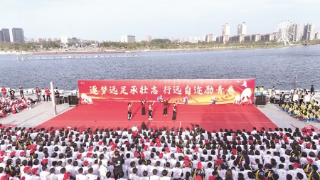 <br>          ■青阳广场上，歌舞表演为远足学子鼓劲加油<br><br>        
