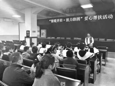 <br>          ■杨新鸣在“情暖井陉·接力助困”活动现场<br><br>        