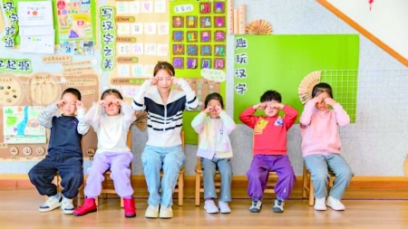 <br>          ■在廊坊市直属机关第一幼儿园，教师每日定时带小朋友一起做眼保健操<br><br>        
