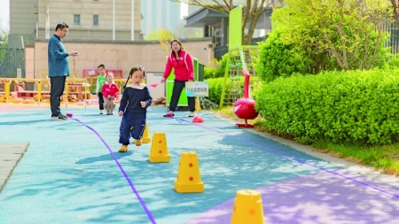 <br>          ■廊坊市直属机关第一幼儿园的小朋友在做运动<br><br>        