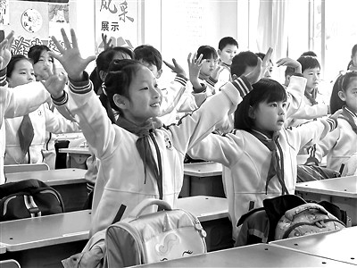 <br>          ■秦皇岛市海港区的小学生在做室内课间手语操<br><br>        