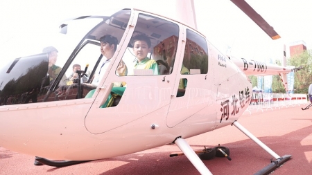 <br>          ■学生走进直升机舱，近距离感受航空装备的科技魅力<br><br>        