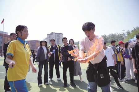 <br>          ■科学实验秀上，“火焰掌”炫酷上演，惊艳全场<br><br>        