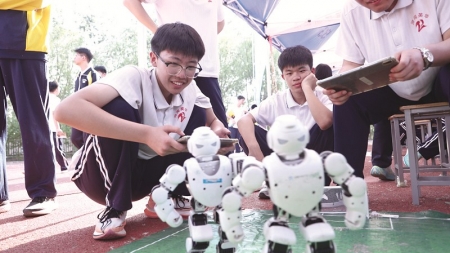 <br>          ■学生专注操作超智能足球机器人<br><br>        