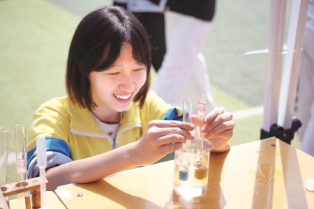 <br>          ■学生操作实验，在实践中解锁奇妙科学奥秘<br><br>        