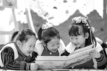 <br>          ■4月20日，在山东省青岛市李沧区实验幼儿园开展的“书香润童心好书伴成长”主题活动中，小朋友在阅读绘本故事<br><br>        