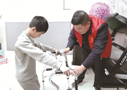 <br>          ■<br>耿强强协助残障学生进行康复训练<br><br>        