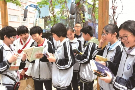 <br>          ■保定市天鹅小学学生在使用阅读机阅读<br><br>        