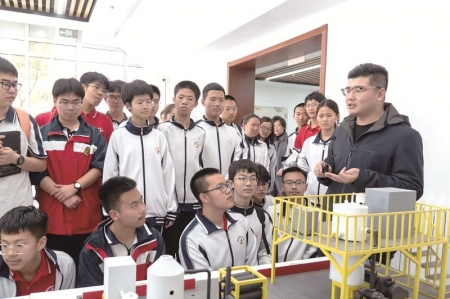 <br>          ■学生认真聆听讲解<br><br>        