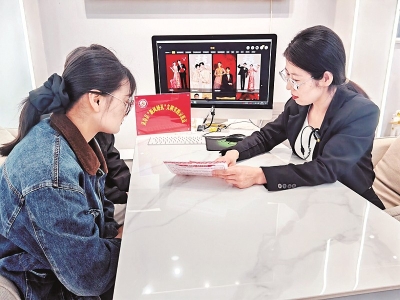 <br>          ■4月15日，在灵寿县梦之约婚纱摄影店里，工作人员正向一对新人介绍“新风婚礼”相关优惠政策<br><br>        