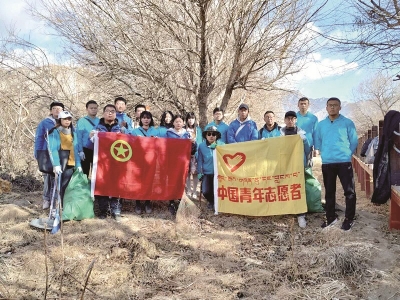 <br>          ■在田炜萌（后排左5）带领下，青年志愿者开展山野环境清洁志愿服务<br><br>        