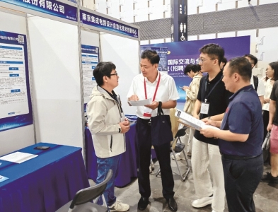 <br>          ■求职学生与企业工作人员面对面沟通咨询<br><br>        