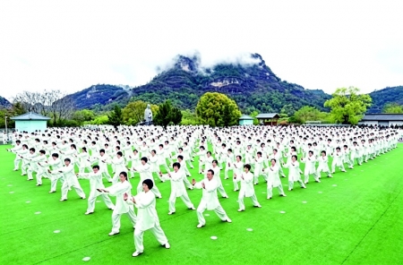 <br>          ■在福建南平武夷山主会场，太极拳爱好者进行太极拳展演<br><br>        