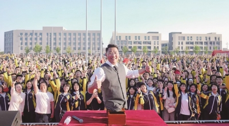 <br>          ■著名励志演说家、“无腿勇士”陈州的演讲点燃全场激情<br><br>        