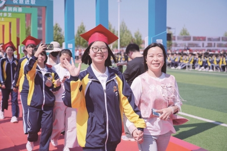 <br>          ■学子在父母的陪伴下走向成人之门<br><br>        
