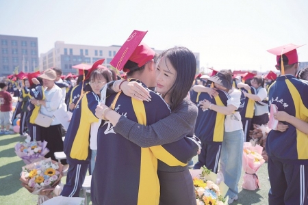 <br>          ■成人礼活动现场，学子和父母深情相拥<br><br>        