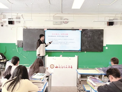 <br> ■杨敬贤在授课<br><br>