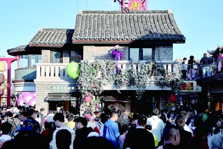 <br> ■“五一”假期,游客在唐山市丰南区河头老街景区尽享出游时光<br><br>