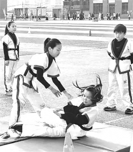 <br>          ■北故邑小学学生在进行摔跤训练<br><br>        
