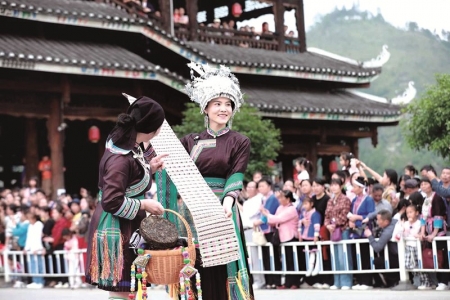 <br>          ■5月2日，游客在广西柳州三江侗族自治县观看非遗时装秀<br><br>        