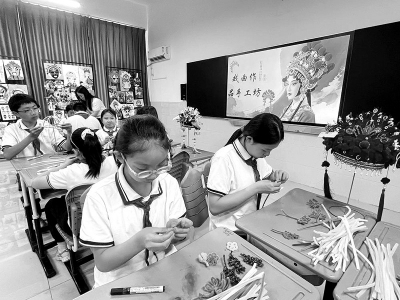 <br>          ■在石家庄市天童小学的劳动手工课堂中，学生分组制作凤冠头饰<br><br>        